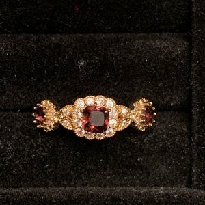 Maroon gold ring